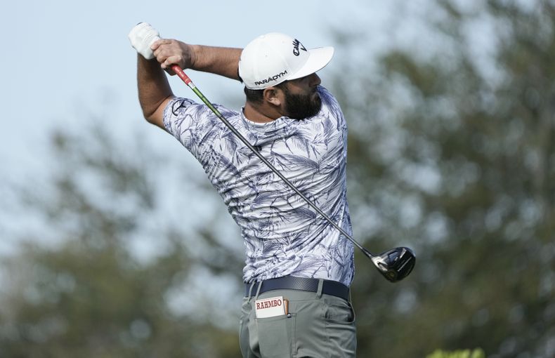 El español Jon Rahm realiza su tiro de salida en el hoyo 15, durante la primera ronda del Abierto de México, el jueves 27 de abril de 2023, en Puerto Vallarta, México. (AP Foto/Moises Castillo)