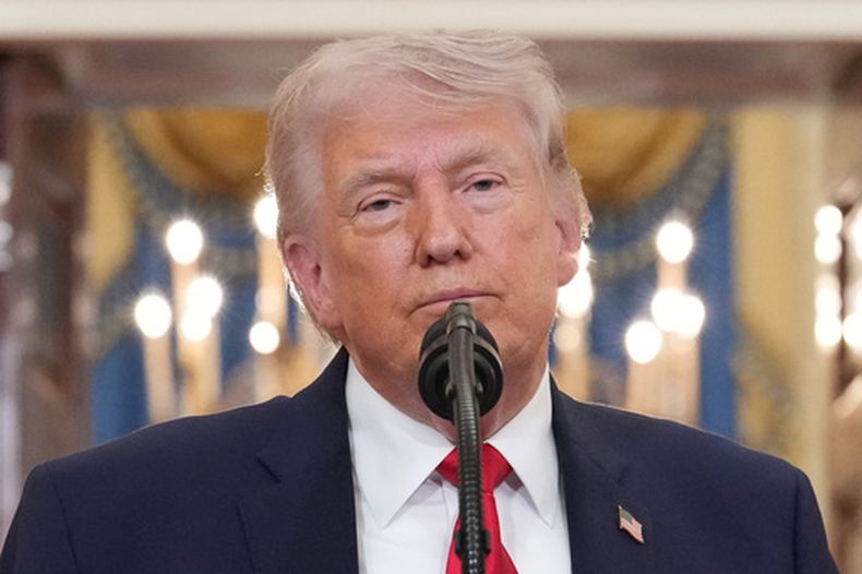 El presidente de Estados Unidos, Donald Trump, habla sobre la guerra con Irán desde el Corredor Estatal de la Casa Blanca, el miércoles 1 de abril de 2026, en Washington. (AP Foto/Alex Brandon, Pool)