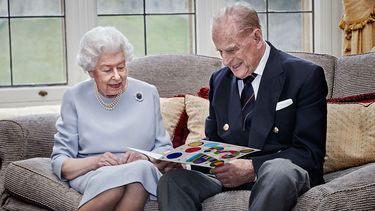 a pesar de las infidelidades: ¿por que la reina isabel ll nunca se divorcio del principe felipe?
