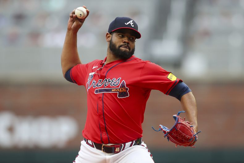 El abridor de los Bravos de Atlanta, Reynaldo López lanza en la primera entrada del juego de béisbol ante los Atléticos de Oakland, el viernes 31 de mayo de 2024, en Atlanta. (AP Foto/Brett Davis)