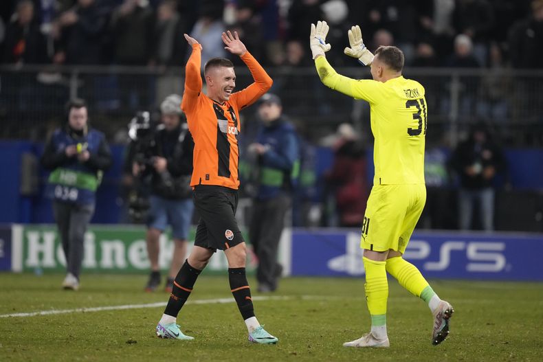 El portero del Shakhtar Donetsk Dmytro Riznyk celebra la victoria en el Grupo H de la Liga de Campeones ante el Barcelona en Hamburgo, Alemania el martes 7 de noviembre del 2023. (AP Foto/Matthias Schrader)