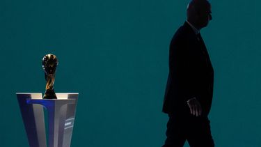 ARCHIVO - La silueta del presidente de FIFA, Gianni Infantino, se ve a contraluz al pasar junto al trofeo de la Copa del Mundo tras dirigirse al 76.º Congreso de la FIFA en Vancouver, Columbia Británica, el jueves 30 de abril de 2026. (Darryl Dyck/The Canadian Press vía AP, Archivo)