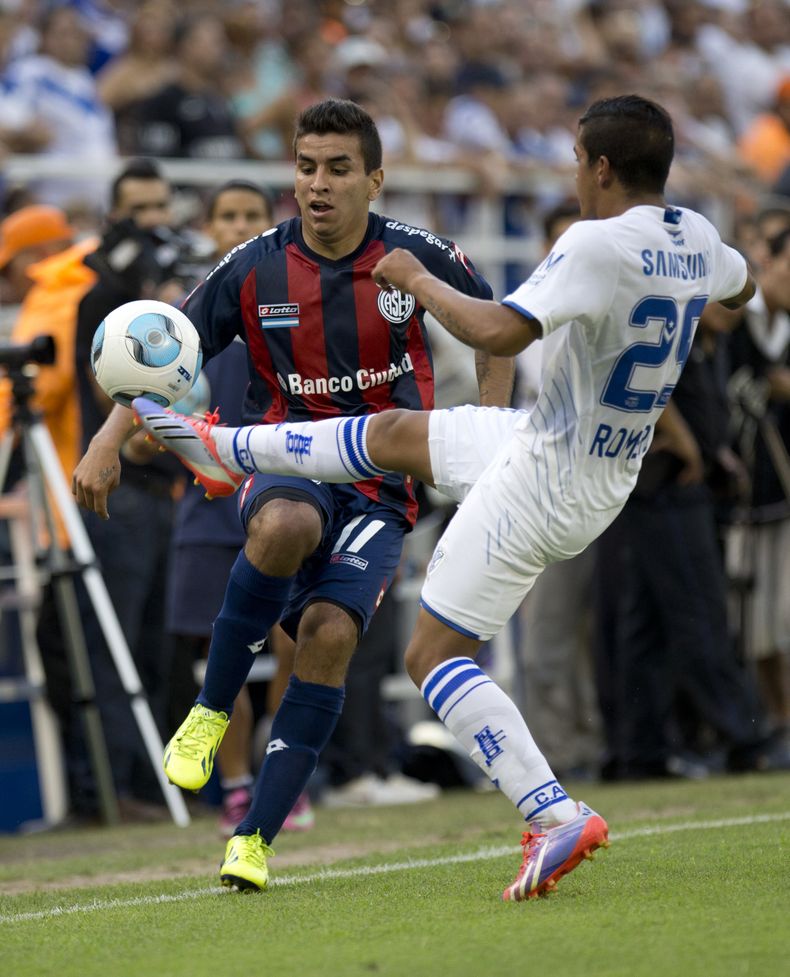 Angel Correa, de San Lorenzo, disputa un bal&oacute;n con Lucas Romero, de V&eacute;lez Sarsfield, durante el partido del domingo 15 de diciembre de 2013. San Lorenzo se coron&oacute; en este cojejo campe&oacute;n del Inicial argentino (AP Foto/Eduardo Di