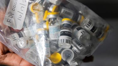 ARCHIVO – Frascos de la vacuna Jynneos contra la viruela símica son retirados de un refrigerador en un sitio de vacunación, el 29 de agosto de 2022, en el distrito de Brooklyn, Nueva York. (AP Foto/Jeenah Moon, Archivo)