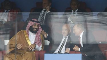 ARCHIVO - El príncipe heredero de Arabia Saudí Mohammed bin Salman (izquierda), el presidente de la FIFA Gianni Infantino (centro) y el presidente de Rusia Vladimir Putin conversa durante el partido inaugural entre Rusia y Arabia Saudí en la Copa Mundial de 2018, en el estadio de Luzhniki, en Moscú, el 14 de junio de 2018. (AP Foto/Hassan Ammar)