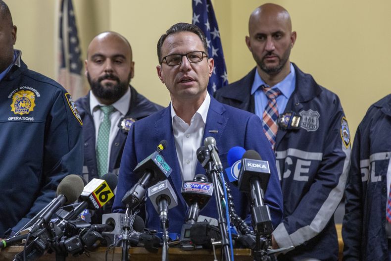El gobernador Josh Shapiro (centro), ofrece una conferencia de prensa acerca del arresto de Luigi Mangione, el 9 de diciembre de 2024, en Hollidaysburg, Pensilvania. Mangione es sospechoso del tiroteo letal contra el CEO de UnitedHealthcare, Brian Thompson. (AP Foto/Ted Shaffrey)
