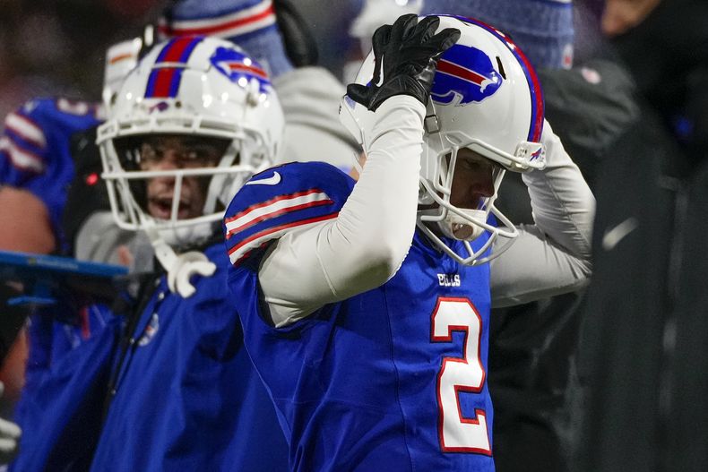El pateador de los Bills de Búfalo Tyler Bass reacciona tras fallar el tiro de campo en el cuarto periodo del encuentro divisional de la AFC ante los Chiefs de Kansas City el domingo 21 de enero del 2024. (AP Foto/Frank Franklin II)