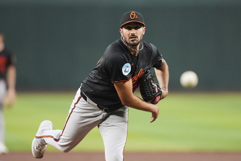 El abridor Zach Eflin, de los Orioles de Baltimore, lanza durante la primera entrada del juego de béisbol de Grandes Ligas en contra de los Diamondbacks de Arizona, el lunes, 7 de abril de 2025, en Phoenix. (AP Foto/Ross D. Franklin)
