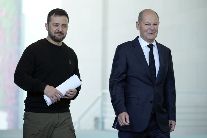 El presidente de Ucrania, Volodymyr Zelenskyy, y el canciller alemán, Olaf Scholz, llegan a la cancillería de Berlín, Alemania, el viernes 11 de octubre de 2024. (AP Foto/Ebrahim Noroozi)