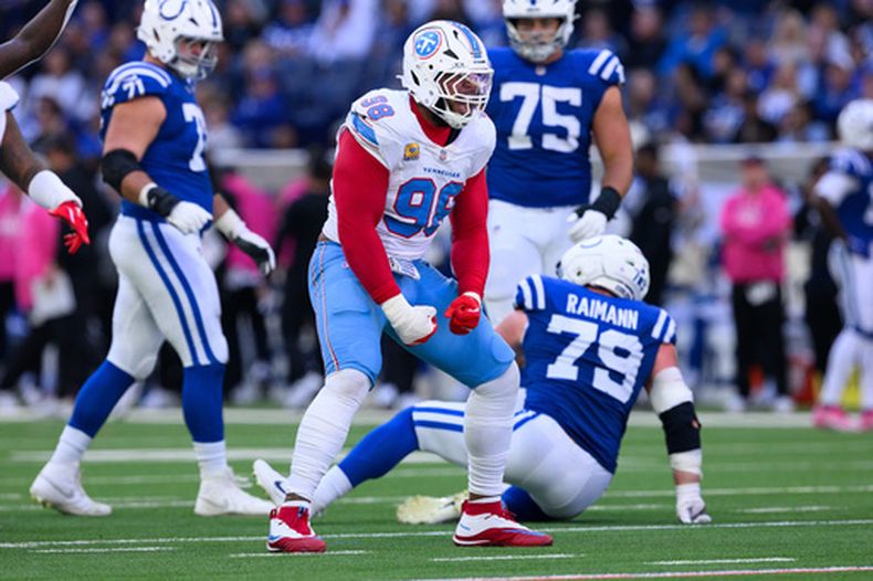 Foto del 18 de octubre del 2026, el tackle defensivo de los Titans de Tennessee Jeffery Simmons celebra una captura en el encuentro ante los Colts de Indianápolis. (AP Foto/Zach Bolinger, Archivo)