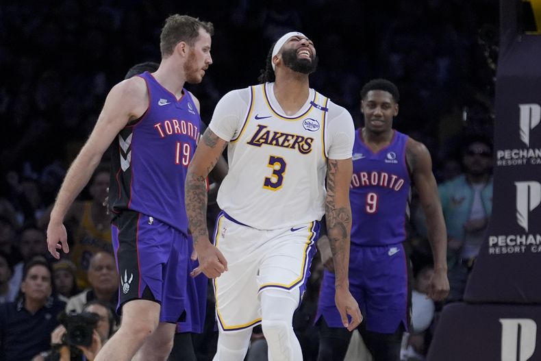 Anthony Davis, alero de los Lakers de Los Ángeles, reacciona tras fallar un tiro en el encuentro ante los Raptors de Toronto, el domingo 10 de noviembre de 2024 (AP Foto/Marcio José Sánchez)