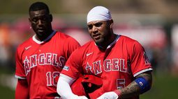 Yoan Moncada (5) y Jorge Soler de los Angelinos de Los Ángeles durante un juego de pretemporada contra los Rojos de Cincinnati, el miércoles 26 de febrero de 2025, en Tempe, Arizona. (AP Foto/Matt York)