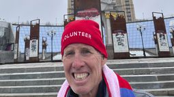Foto suministrada por Hédi Aouidj que muestra a Ryan Routh, sospechoso del aparente atentado contra el expresidente Donald Trump, en Maidan, Ucrania, el 10 de abril del 2024. (Hédi Aouidj via AP)