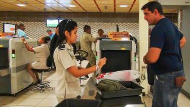 americateve | Tres activistas fueron sometidos a un riguroso registro en el Aeropuerto de La Habana.