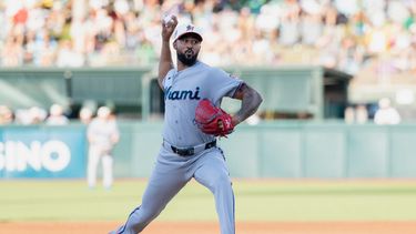 Sandy Alcántara, abridor de los Marlins de Miami, trabaja durante la primera entrada del juego de béisbol de Grandes Ligas contra los Atléticos, el sábado 4 de julio de 2026, en West Sacramento, California. (AP Foto/Sara Nevis)