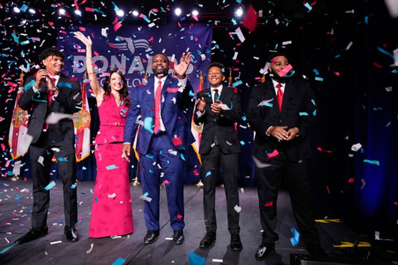 El candidato republicano a gobernador de Florida Byron Donalds (cent) con su esposa Erika en el escenario junto con sus hijos Darin (izq), Damon (segundo desde la izquierda) y Mason en Orlando, Florida, el 18 de agosot del 2026. (AP foto/John Raoux)