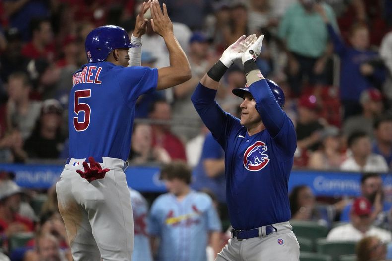 El brasileño Yan Gomes (derecha) recibe la felicitación del dominicano Christopher Morel, luego de batear un jonrón de dos carreras en el juego del sábado 29 de julio de 2023, ante los Cardenales de San Luis (AP Foto/Jeff Roberson)