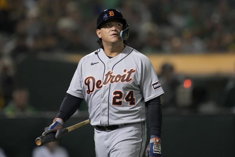 El venezolano Miguel Cabrera, de los Tigres de Detroit, se marcha a la cueva tras ser retirado con un batazo de foul en el juego del viernes 22 de septiembre de 2023, ante los Atléticos de Oakland (AP Foto/Jeff Chiu)