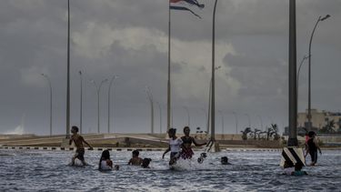 Exmandatarios latinoamericanos piden levantar embargo a Cuba