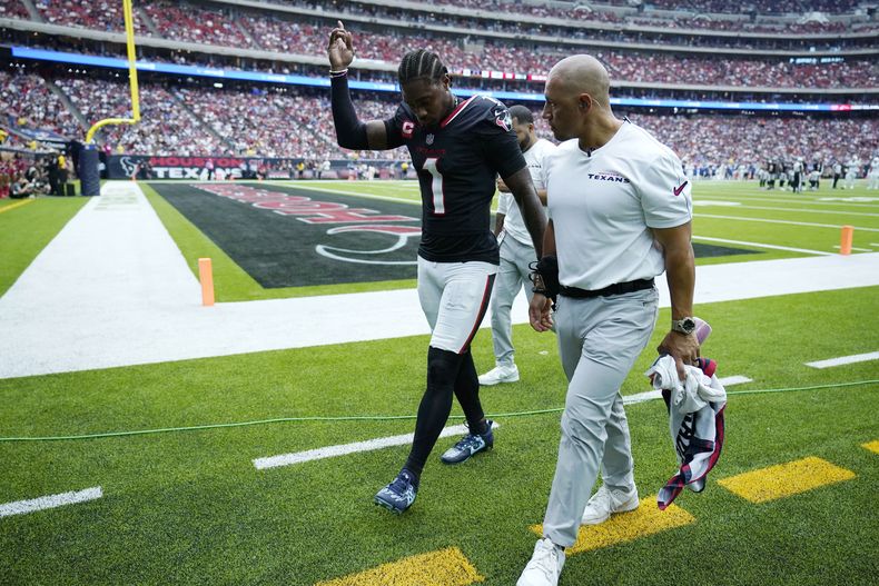 El receptor de los Texans de Houston Stefon Diggs saluda a la afición al salir del campo tras sufrir una lesión en el juego ante los Colts de Indianápolis el domingo 27 de octubre del 2024. (AP Foto/Eric Christian Smith)