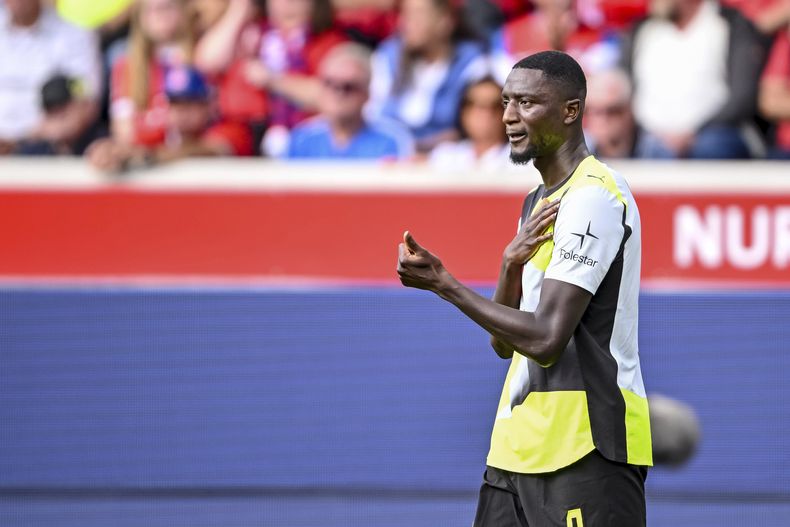 Serhou Guirassy del Borussia Dortmund reacciona tras abrir el marcador ante el Heidenheim en la Bundesliga el sábado 13 de septiembre del 2025. (Harry Langer/dpa via AP)