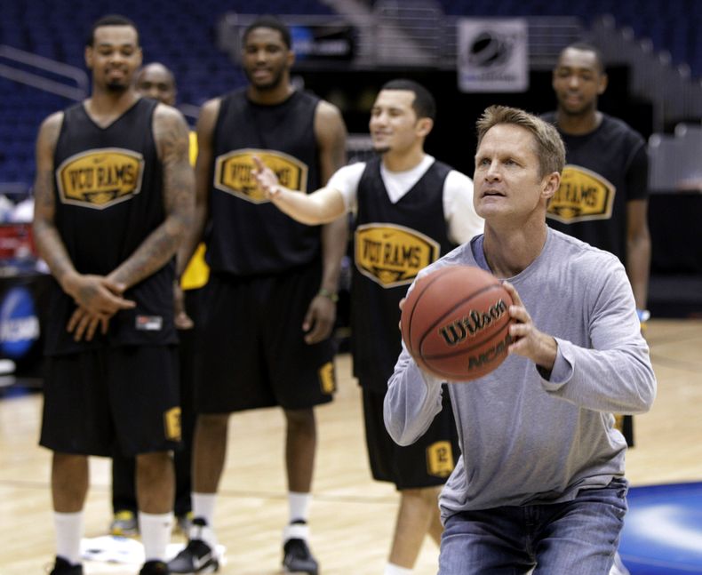 ARCHIVO - En esta imagen del 24 de marzo de 2011, el ex jugador de la NBA, Steve Kerr participa en un concurso de disparos con miembros del equipo de VCU. Kerr lleg&oacute; a un acuerdo para convertirse en coach de los Warriors de Golden State el mi&eacut