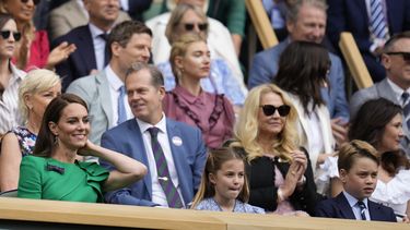Catalina, la princesa de Gales, su hija, la princesa Carlota y el príncipe Jorge, en el palco real de la cancha central para la final de individuales masculinos entre el español Carlos Alcaraz y el serbio Novak Djokovic en el campeonato de tenis de Wimbledon en Londres, el 16 de julio de 2023. (Foto AP/Kirsty Wigglesworth)