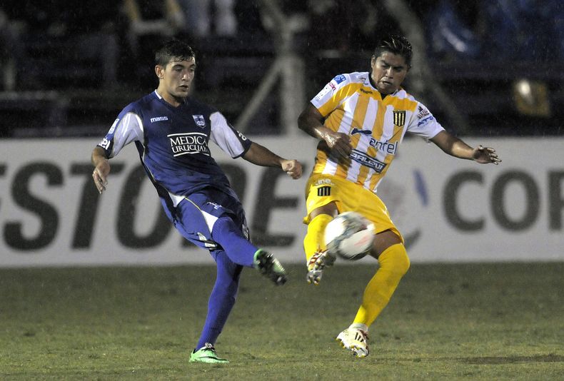 Emilio Zeballos (izquierda), del Defensor Sporting de Uruguay, marca a Pablo Escobar, de The Strongest de Bolivia, durante un encuentro de la Copa Libertadores disputado el martes 29 de abril de 2014 en Montevideo (AP Foto/Matilde Campodonico)