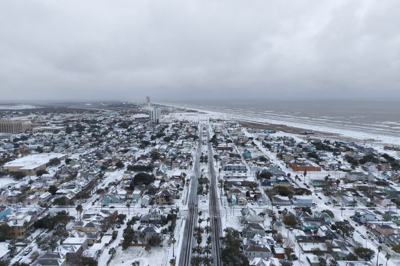 Esta imagen proporcionada por Michael Grimes, de 409 Dronegraphy, muestra nieve sobre Galveston, Texas, la mañana del 21 de enero de 2025. (Michael Grimes/409 Dronegraphy via AP)