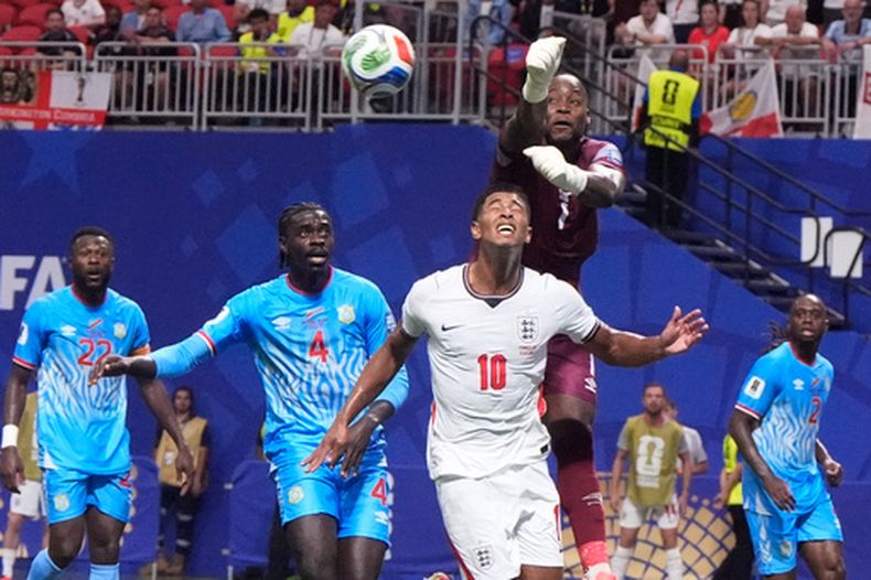 ARCHIVO - El arquero congoleño Lionel Mpasi despeja un balón frente al inglés Jude Bellingham durante el partido por los 16vos de final del Mundial, el 1 de julio de 2026, en Atlanta. (AP Foto/Mike Stewart)