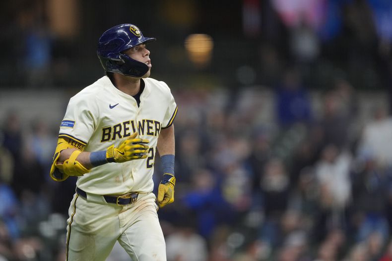 Christian Yelich, de los Cerveceros de Milwaukee, recorre las bases luego de sacudir un jonrón en el juego del martes 1 de abril de 2025, ante los Reales de Kansas City (AP Foto/Aaron Gash)