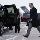 ARCHIVO - Hunter Biden, hijo del presidente Joe Biden, camina hacia un vehículo oficial tras descender del avión presidencial con el presidente Joe Biden, el 4 de febrero de 2023, en la Base Hancock Field de la Guardia Nacional Aérea en Syracuse, Nueva York. (AP Foto/Patrick Semansky, archivo)