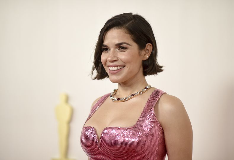 America Ferrera llega a los Oscar el domingo 10 de marzo de 2024, en el Teatro Dolby en Los Ángeles. (Foto Richard Shotwell/Invision/AP)