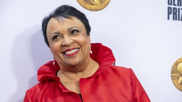 ARCHIVO – La bibliotecaria del Congreso de Estados Unidos, Carla Hayden, llega a la presentación de Premio Gershwin, que se otorgaría a Joni Mitchell, en el DAR Constitution Hall en Washington, el 1 de marzo de 2023. (AP Foto/Amanda Andrade-Rhoades, Archivo)