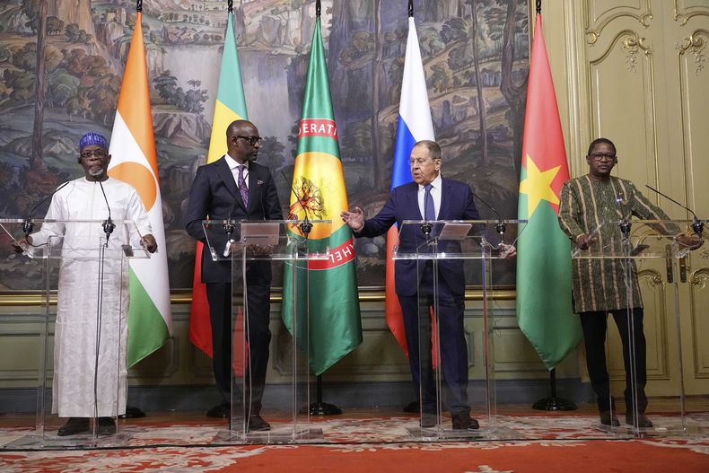 De izquierda a derecha, el ministro de Exteriores de Níger, Bakary Yaou Sangare, el ministro de Exteriores de Mali, Abdoulaye Diop, el ministro de Exteriores ruso, Serguéi Lavrov, y el ministro de Exteriores de Burkina Faso, Karamoko Jean Marie Traore, ofrecen una conferencia de prensa conjunta tras la reunión del diplomático ruso con sus homólogos de la Confederación de Estados del Sahel en Moscú, Rusia, el jueves 3 de abril de 2025. (AP Foto/Pavel Bednyakov, Pool)