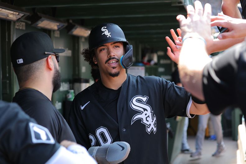 El infielder de los Medias Blancas de Chicago, Miguel Vargas, celebra en la cueva tras anotar con un doblete de dos carreras de Braden Montgomery durante la octava entrada de un partido de béisbol contra los Cachorros de Chicago, el miércoles 19 de agosto de 2026, en Chicago. (Foto AP/Melissa Tamez)
