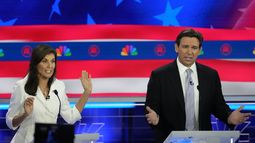 Nikki Haley, exembajadora de Estados Unidos ante la ONU, y el gobernador de Florida, Ron DeSantis, hablan durante un debate de aspirantes a la candidatura republicana a la presidencia, el miércoles 8 de noviembre de 2023, en el Centro Adrienne Arsht para las Artes Escénicas del condado Miami-Dade, en Miami. (AP Foto/Rebecca Blackwell)