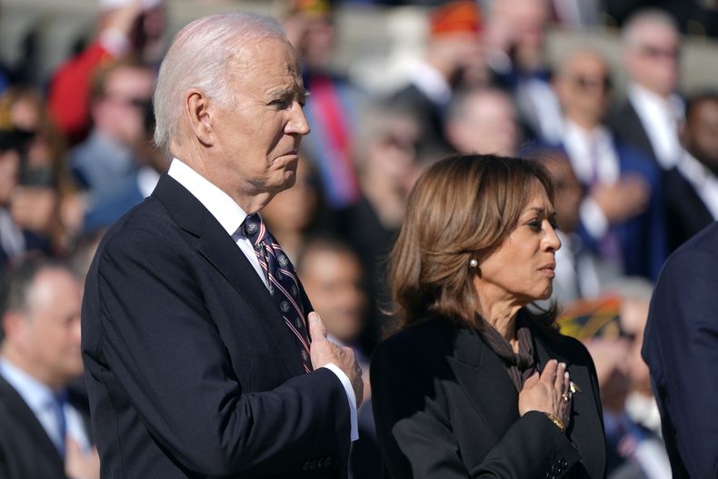 El presidente Joe Biden y la vicepresidenta Kamala Harris en la ceremonia para el Día de los Veteranos en Arlington, Virginia, el 11 de noviembre del 2024. (AP foto/Mark Schiefelbein)