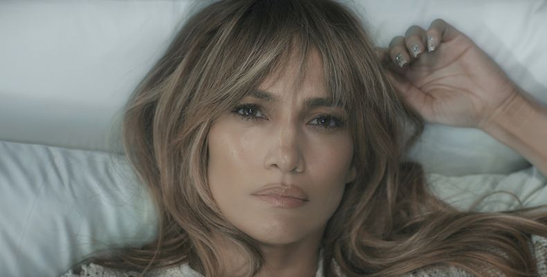 En esta imagen proporcionada por Prime, Jennifer Lopez en una escena de This Is Me...Now: A Love Story. (Prime vía AP)