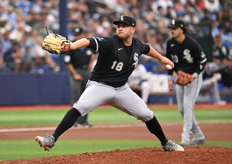 El lanzador de los Medias Blancas de Chicago, Anthony Kay, realiza un lanzamiento durante la cuarta entrada de un partido de béisbol contra los Rays de Tampa Bay, el domingo 2 de agosto de 2026, en San Petersburgo, Florida. (Foto AP/Jason Behnken)