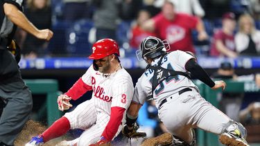 Harper anota con un regalo y Filis superan a Marlins