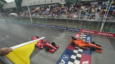 americateve | El franc&eacute;s Simon Pagenaud, derecha, y el brasile&ntilde;o Tony Kanaan conducen bajo una bandera de advertencia durante el Gran Premio de Toronto de la IndyCar el s&aacute;bado 19 de julio de 2014. (AP Foto/The Canadian Press, Frank Gunn)