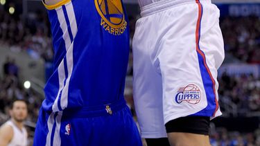 americateve | El alero de los Warriors de Golden State David Lee (izquierda) bloquea un disparo de Blake Griffin de los Clippers de Los &Aacute;ngeles en el partido del martes 29 de de abril de 2014. (Foto de AP)