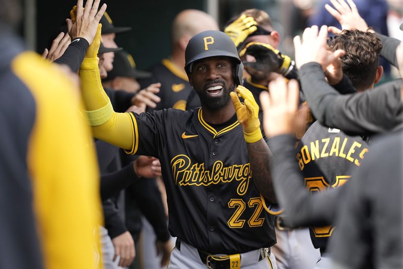 El bateador designado de los Piratas de Pittsburgh, Andrew McCutchen, es recibido en el dugout después de su jonrón de tres carreras durante la tercera entrada en el segundo juego de una doble cartelera de béisbol contra los Tigres de Detroit, el miércoles 29 de mayo de 2024, en Detroit. (AP Foto/Carlos Osorio)