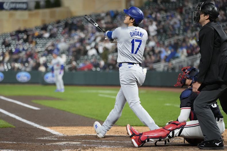 El bateador designado de los Dodgers de Los Ángeles Shohei Ohtani (17) observa su cuadrangular solitario durante la séptima entrada del juego de béisbol en contra de los Mellizos de Minnesota, el lunes 8 de abril de 2024, en Minneapolis. (AP Foto/Abbie Parr)