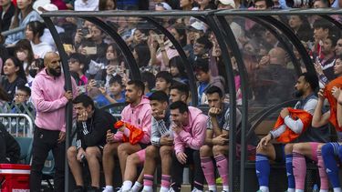 Lionel Messi del Inter Miami observa desde la banca el duelo amistoso ante un equipo de Hong Kong, el domingo 4 de febrero de 2024, en Hong Kong. (AP Foto/Louise Delmotte)