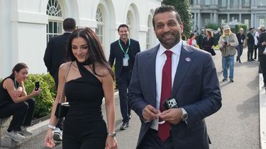 ARCHIVO - El director del FBI Kash Patel, a la derecha, y Alexis Wilkins llegan a la Casa Blanca antes del combate UFC Freedom 250 en el Jardín Sur, el 14 de junio de 2026, en Washington. (AP Foto/Alex Brandon, Archivo)