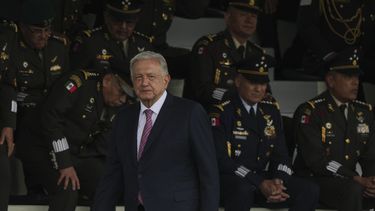 ARCHIVO - El presidente Andrés Manuel López Obrador camina durante una ceremonia para conmemorar el quinto aniversario de la creación de la Guardia Nacional, el martes 2 de julio de 2024, en el Campo Marte de Ciudad de México. (AP Foto/Fernando Llano, Archivo)