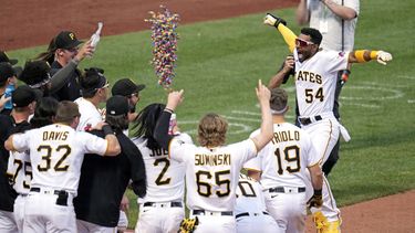 Josh Palacios (54), de los Piratas de Pitsburgh, celebra mientras se acerca al plato después de batear cuadrangular de dos carreras para dejar tendidos a los Filis de Filadelfia ante lanzamientos del relevista Andrew Vásquez durante la décima entrada del juego de béisbol en Pittsburgh, el domingo 30 de julio de 2023. Los Piratas ganaron 6-4. (AP Foto/Gene J. Puskar)