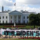 ARCHIVO - Activistas climáticos se concentran frente a la Casa Blanca en Lafayette Square, el 4 de julio de 2023, en Washington, para exigir al presidente Joe Biden que declare una emergencia climática y que aparte al país de los combustibles fósiles lo antes posible. Tras el bloqueo del Congreso, Biden hará uso de la autoridad ejecutiva para crear un Cuerpo Climático Estadounidense al estilo del New Deal que servirá como un importante programa de formación para empleos verdes. (AP Foto/Yuri Gripas, Archivo)